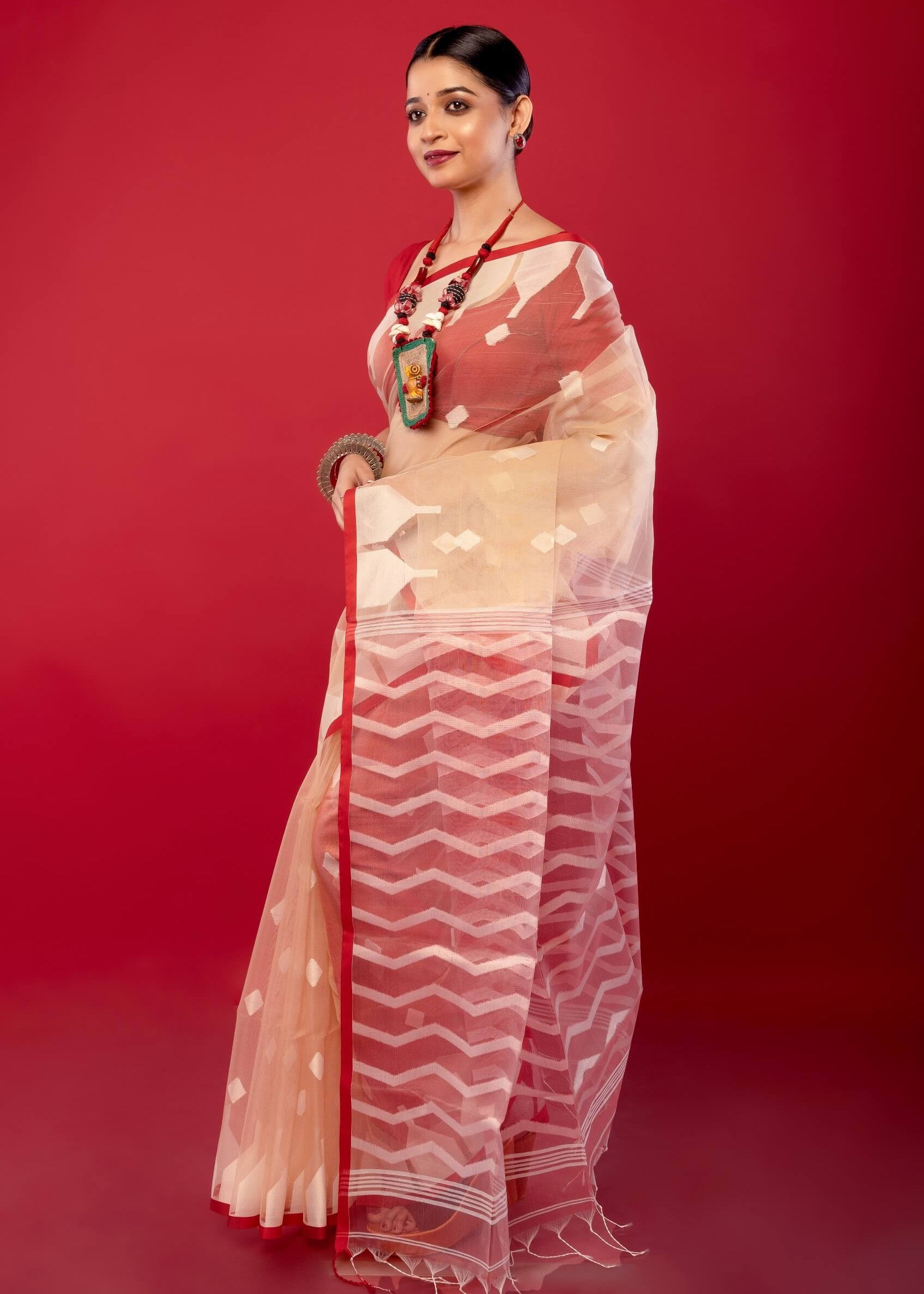 Off White Red Muslin Silk Pure Handloom Jamdani Saree - Anvi Couture