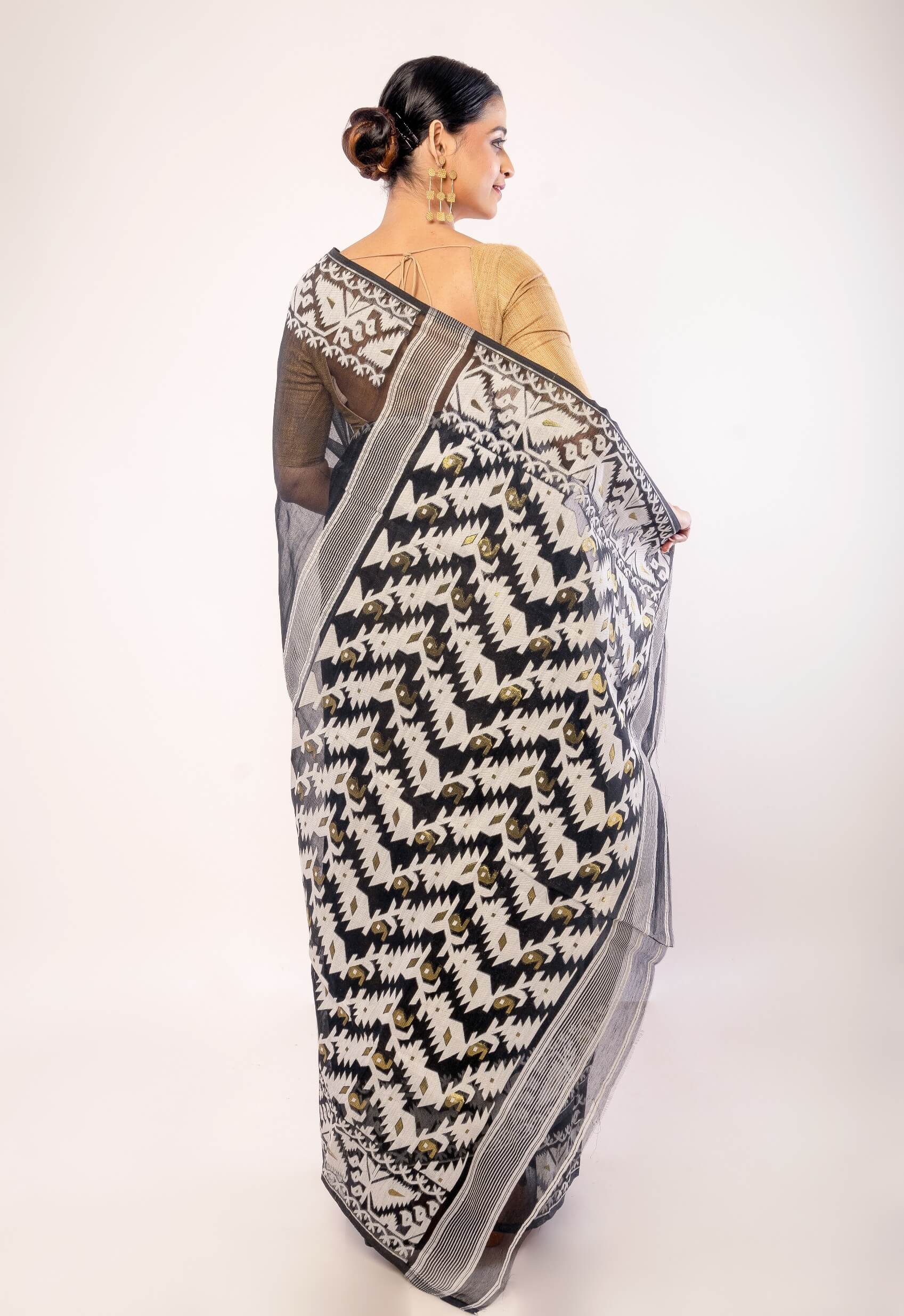 Black and White Pure Cotton Dhakai Jamdani Saree - Anvi Couture
