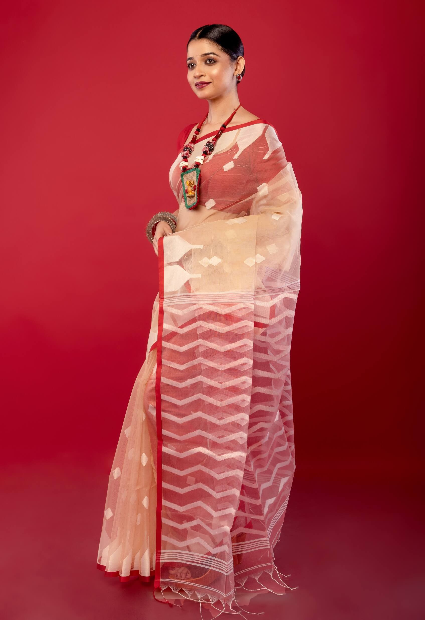 Off White Red Muslin Silk Pure Handloom Jamdani Saree - Anvi Couture