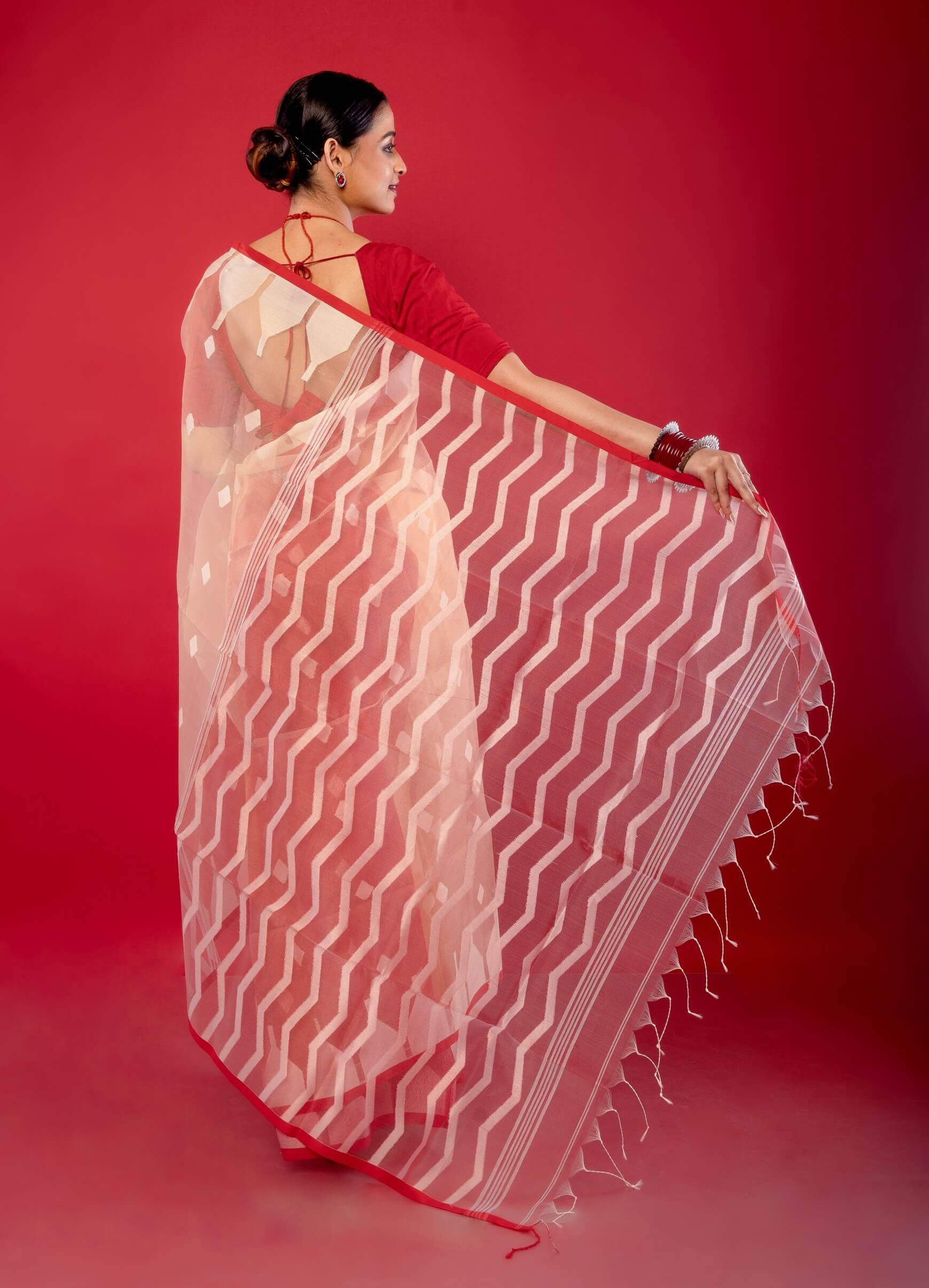 Off White Red Muslin Silk Pure Handloom Jamdani Saree - Anvi Couture
