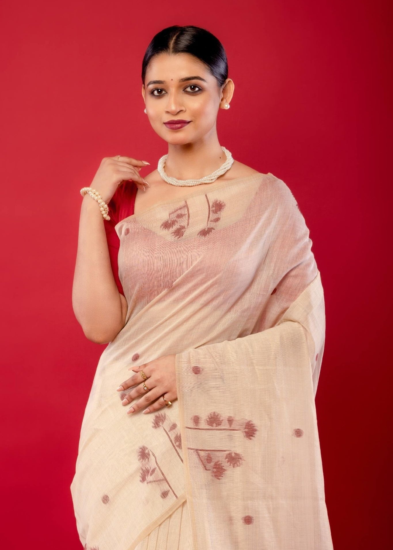 Red and White Handloom Dhakai Jamdani Cotton Saree - Anvi Couture