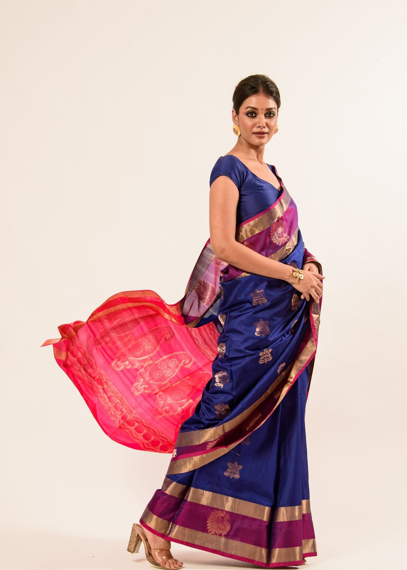 Midnight Blue Kanjivaram Silk Saree with Mayil Butas Weaving - Image 4
