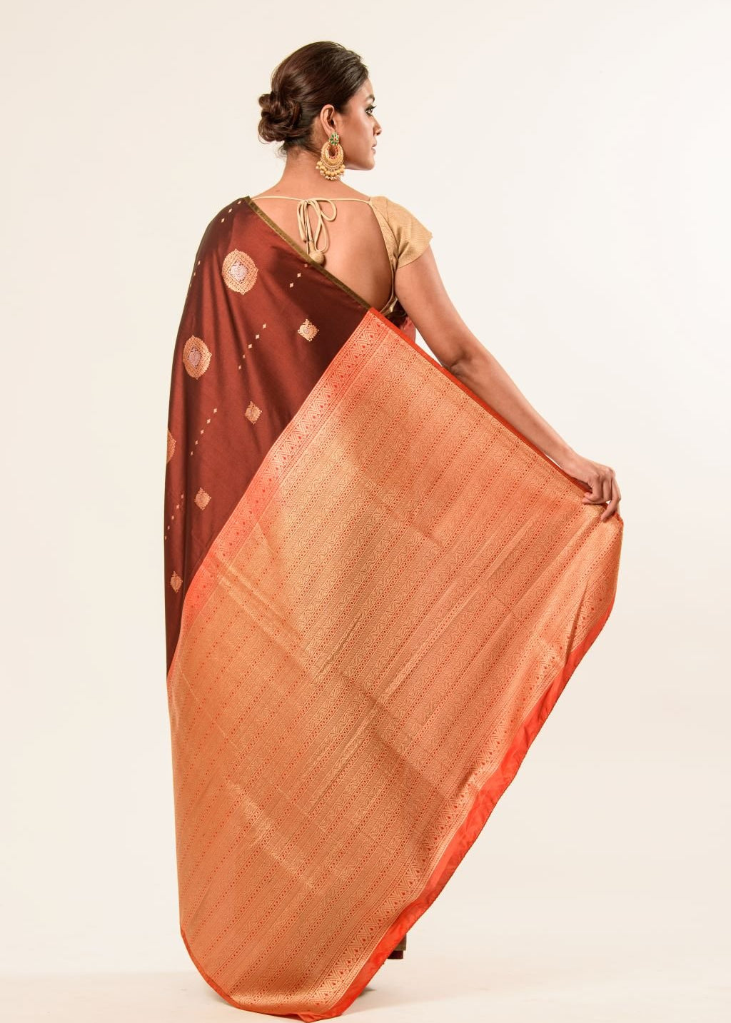 Dark Brown Borderless Authentic Kanjivaram Pure Silk Saree with Contrast Pallu - Image 4