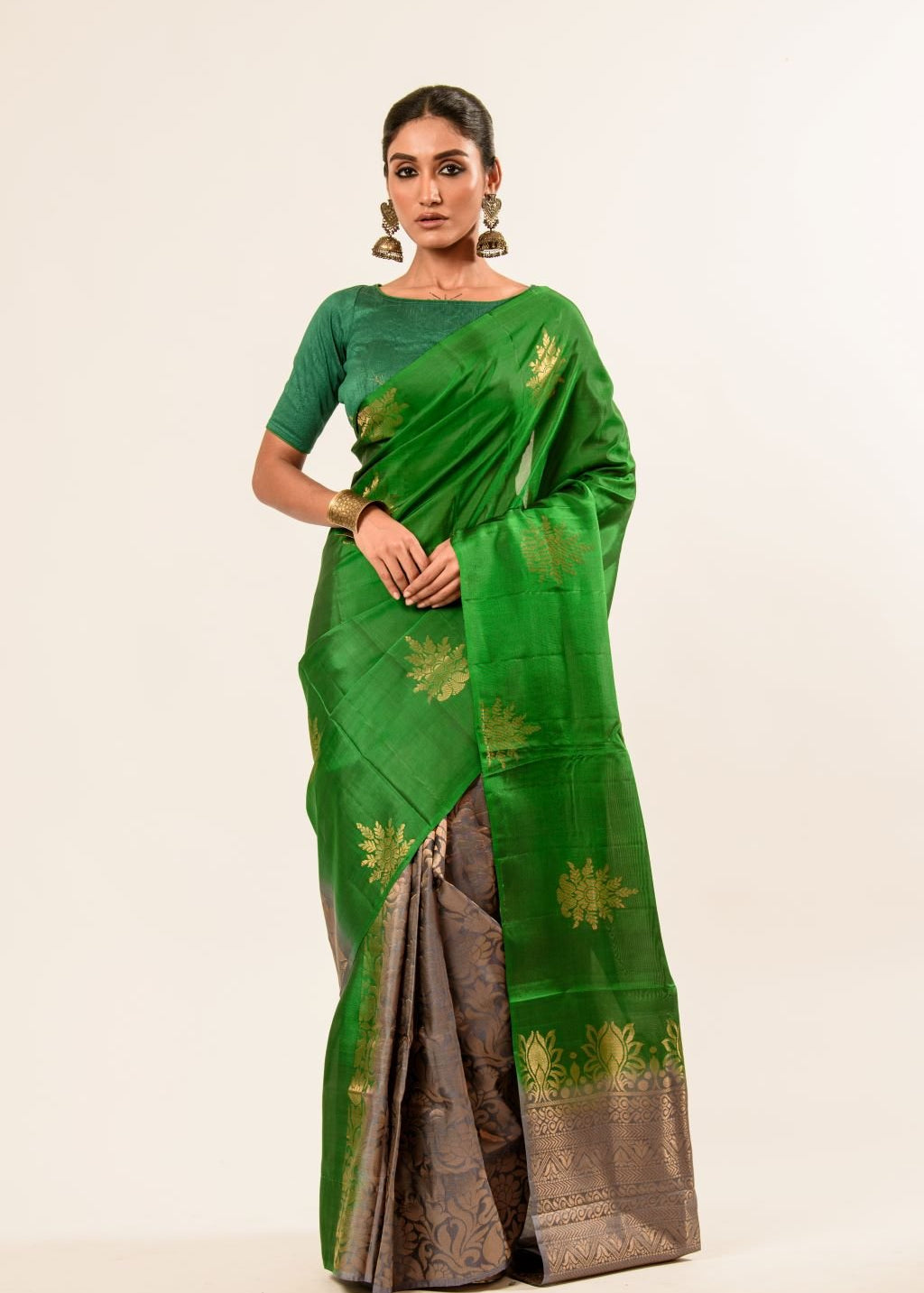 Green Borderless Authentic Kanjivaram Pure Silk Saree with Grey Contrast Pallu - Anvi Couture