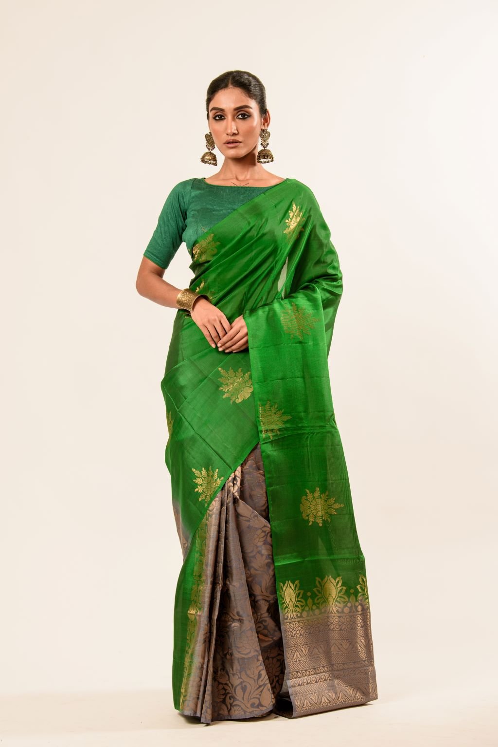 Green Borderless Authentic Kanjivaram Pure Silk Saree with Grey Contrast Pallu - Anvi Couture