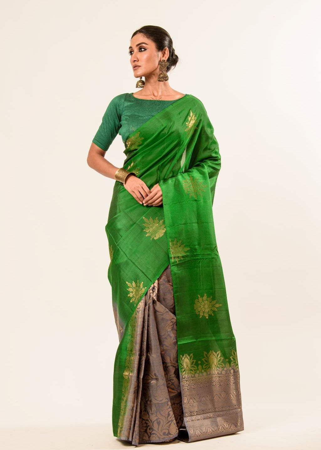 Green Borderless Authentic Kanjivaram Pure Silk Saree with Grey Contrast Pallu - Anvi Couture