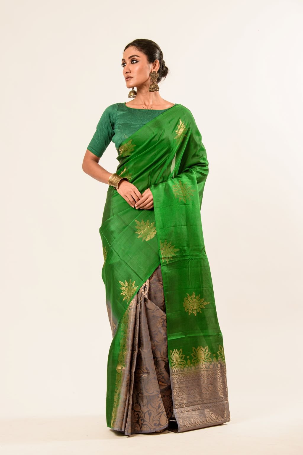 Green Borderless Authentic Kanjivaram Pure Silk Saree with Grey Contrast Pallu - Anvi Couture