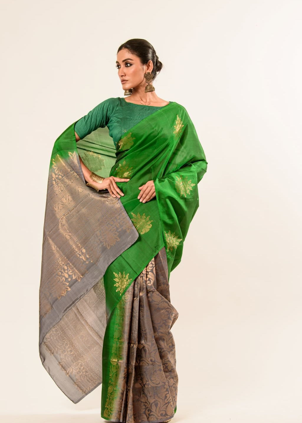 Green Borderless Authentic Kanjivaram Pure Silk Saree with Grey Contrast Pallu - Image 3