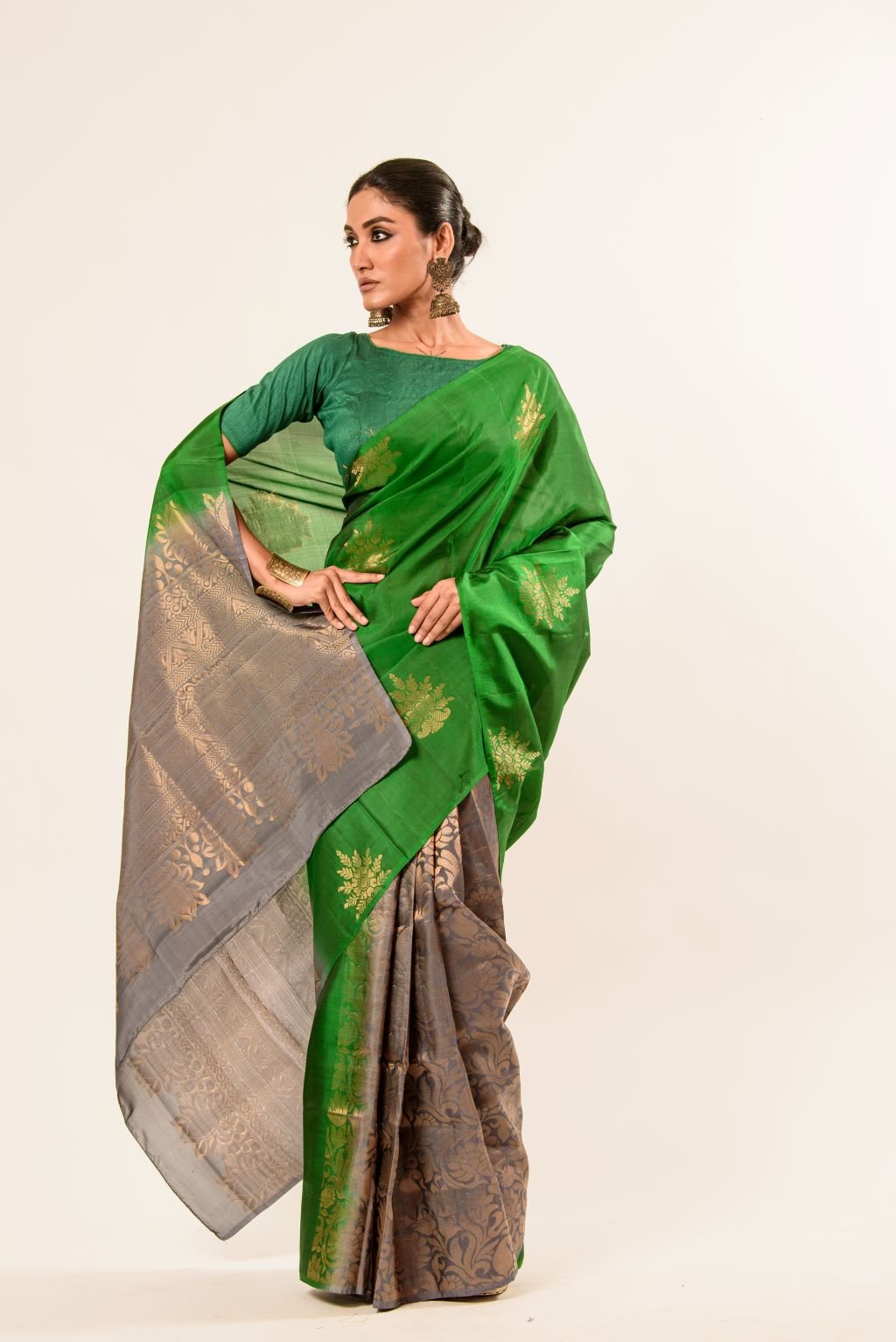 Green Borderless Authentic Kanjivaram Pure Silk Saree with Grey Contrast Pallu - Anvi Couture