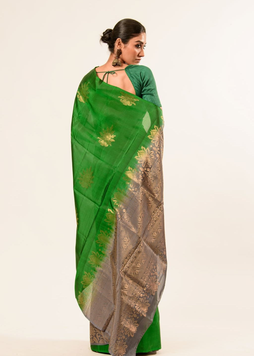 Green Borderless Authentic Kanjivaram Pure Silk Saree with Grey Contrast Pallu - Image 4