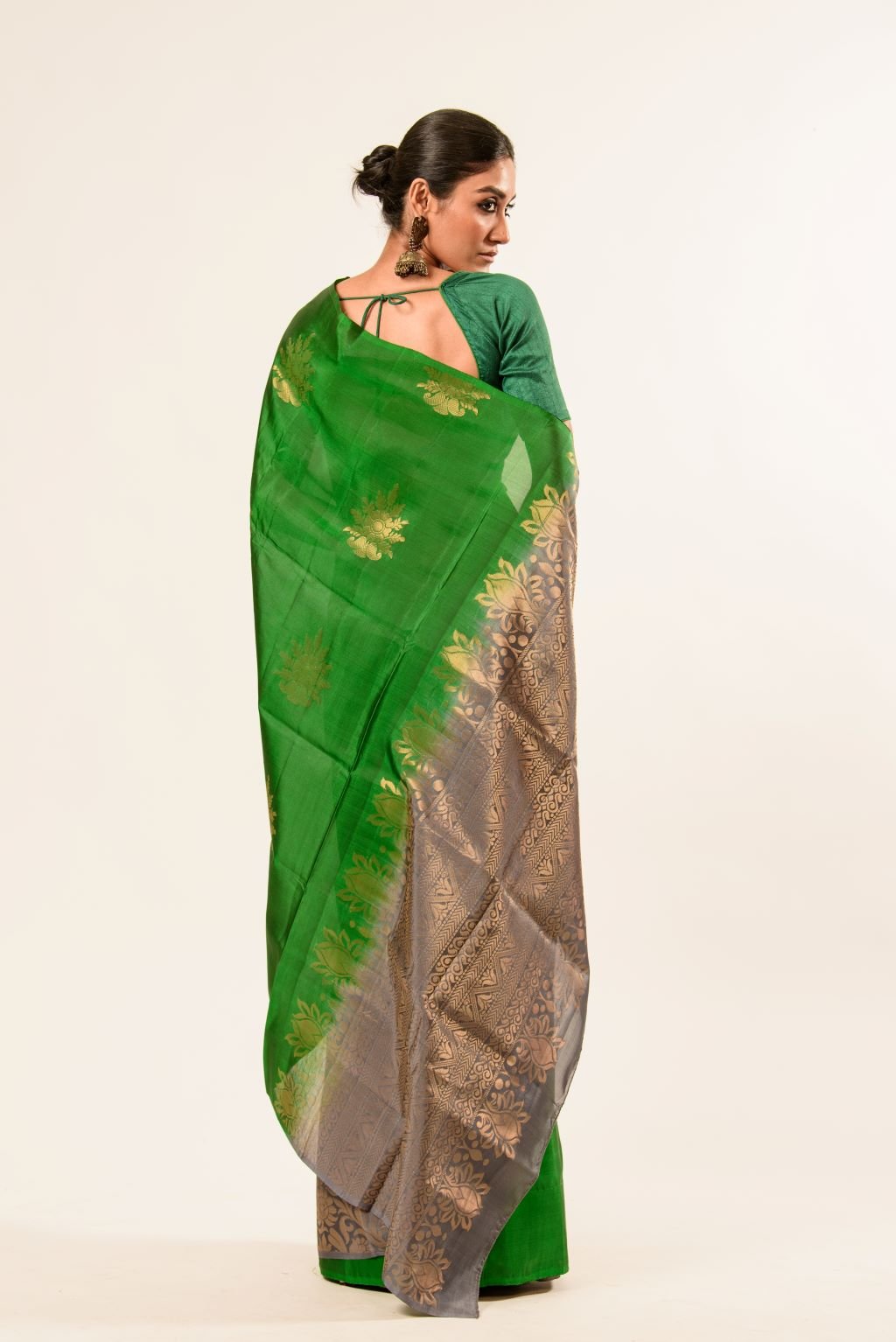 Green Borderless Authentic Kanjivaram Pure Silk Saree with Grey Contrast Pallu - Anvi Couture