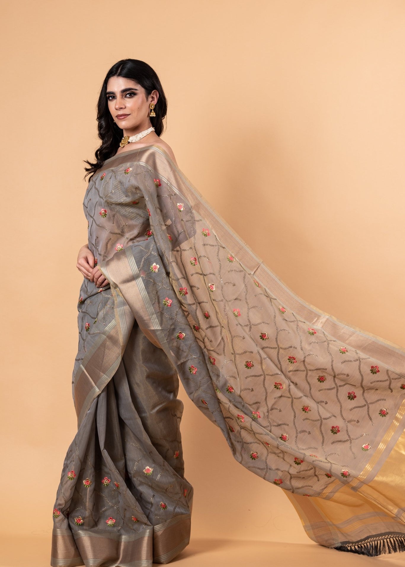 Grey saree in Zari Kota silk with Hand woven floral Jaal work - Image 4