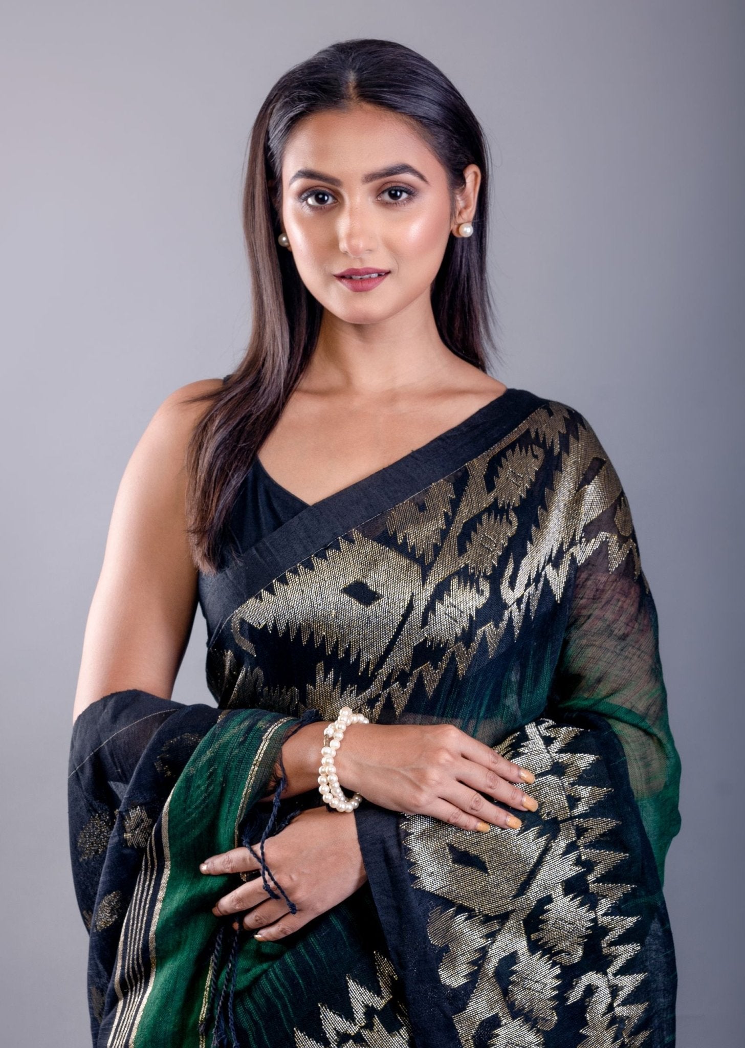 Green and Black Ombre Tant Jamdani with Floral Motifs - Image 4