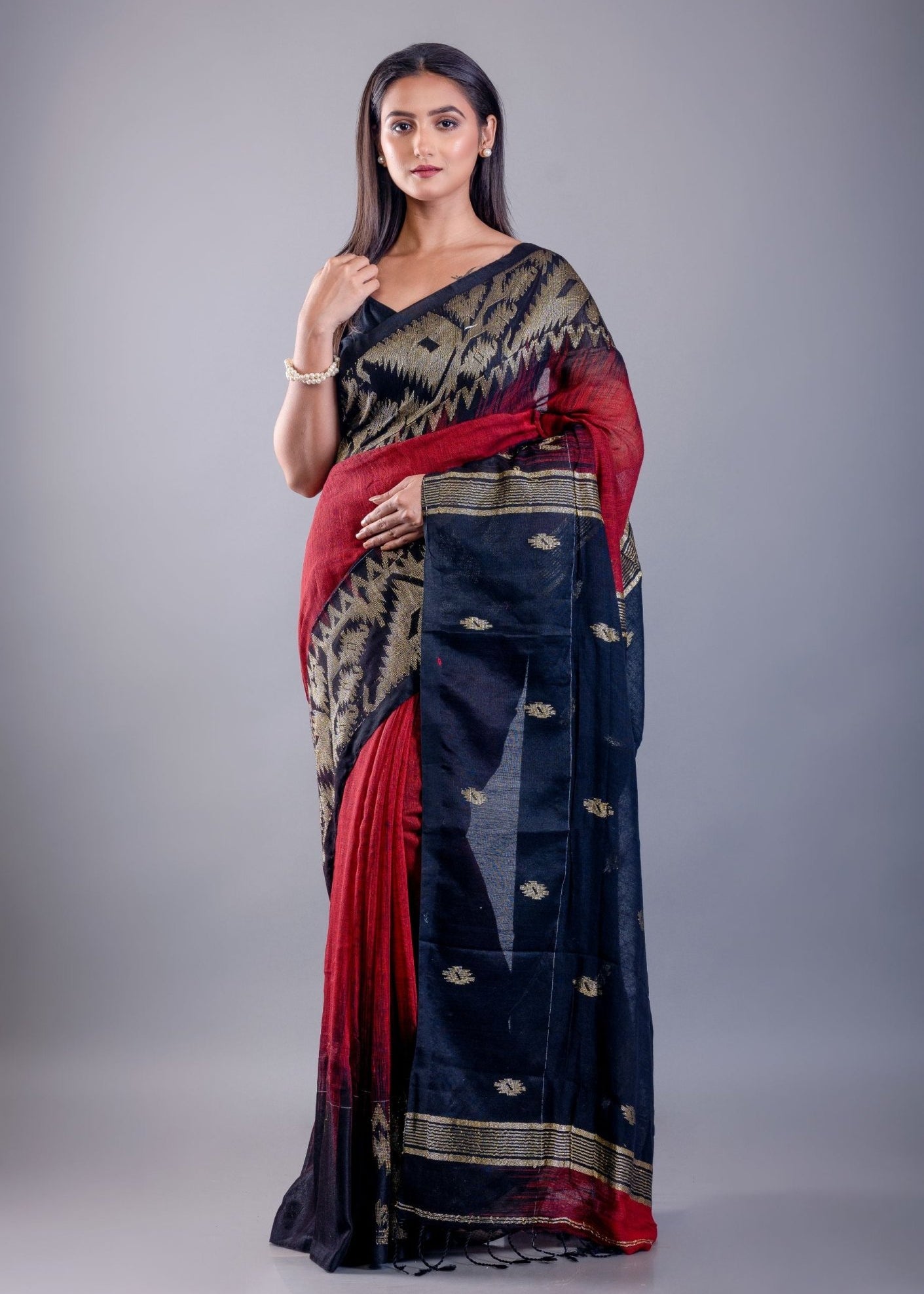 Red and Black Ombre Tant Jamdani with Floral Motifs - Anvi Couture
