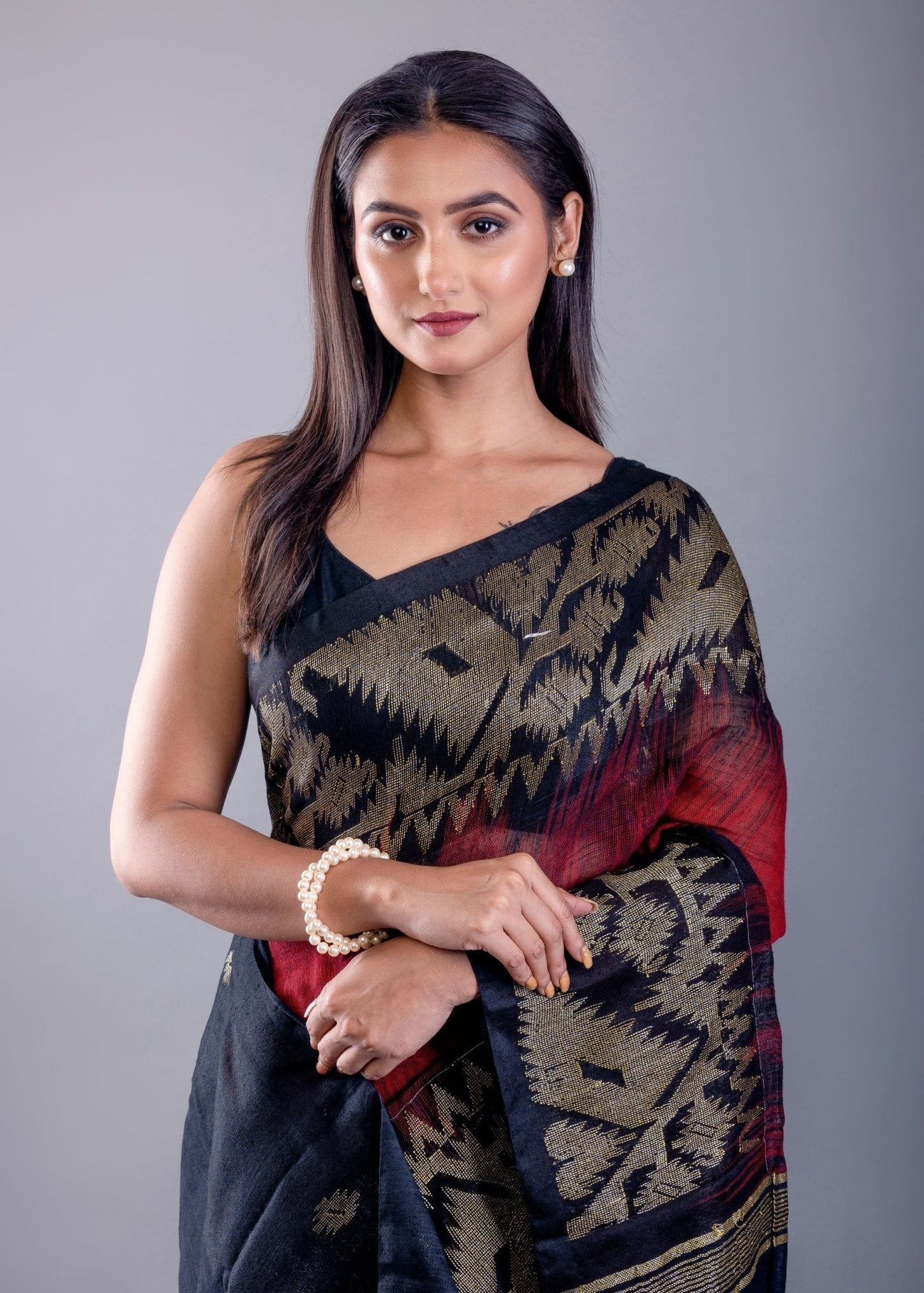 Red and Black Ombre Tant Jamdani with Floral Motifs - Anvi Couture