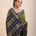 Green Coton Gadwal Saree With Blue and Golden Border Pallu Close Up
