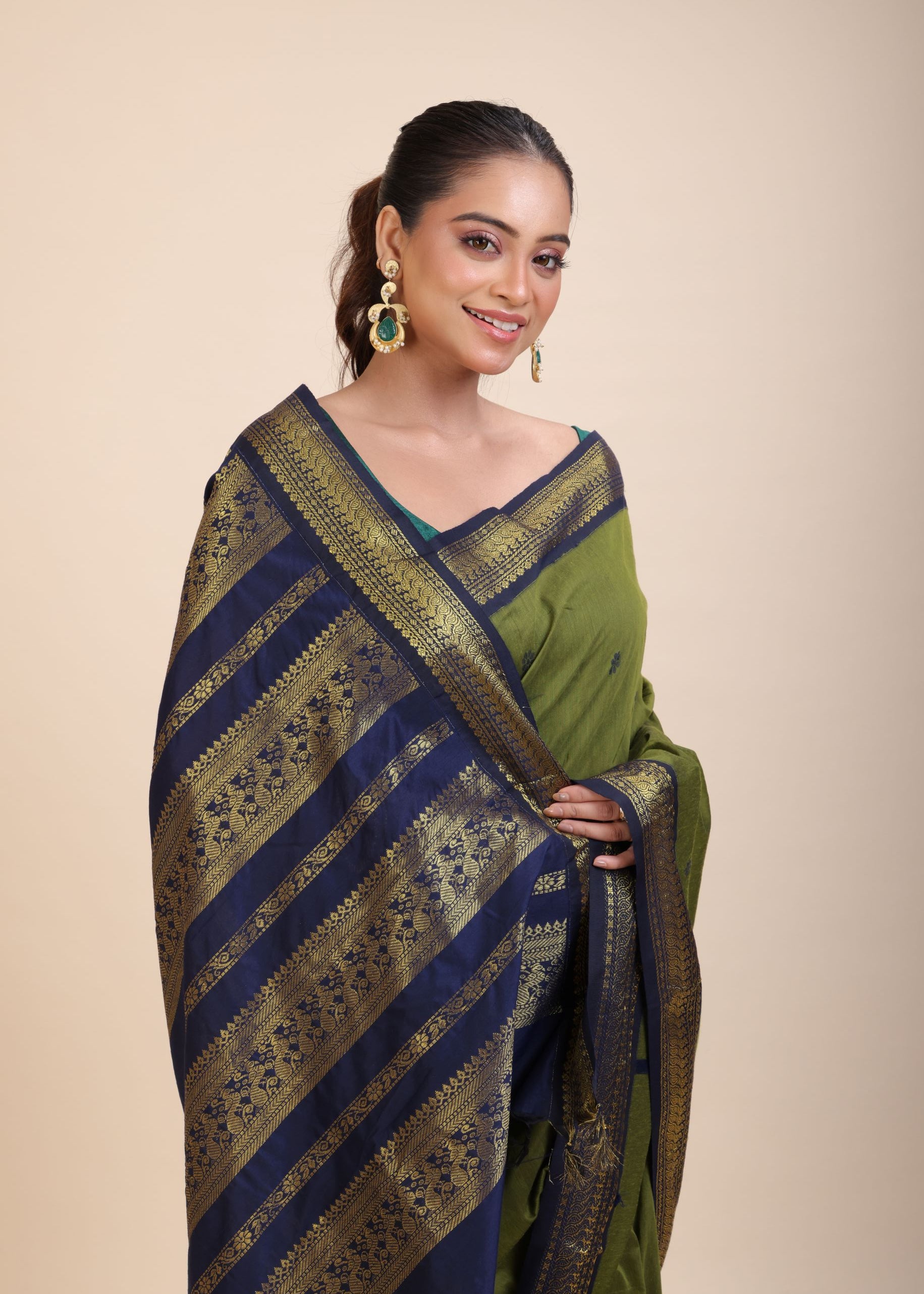 Green Coton Gadwal Saree With Blue and Golden Border Pallu Close Up
