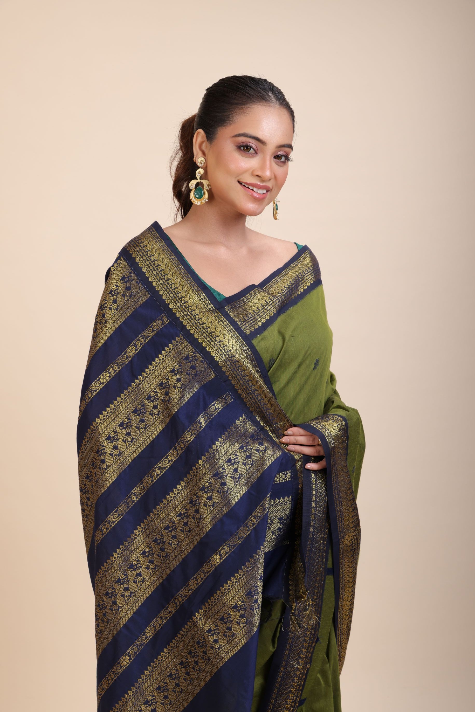 Green Coton Gadwal Saree With Blue and Golden Border Pallu Close Up
