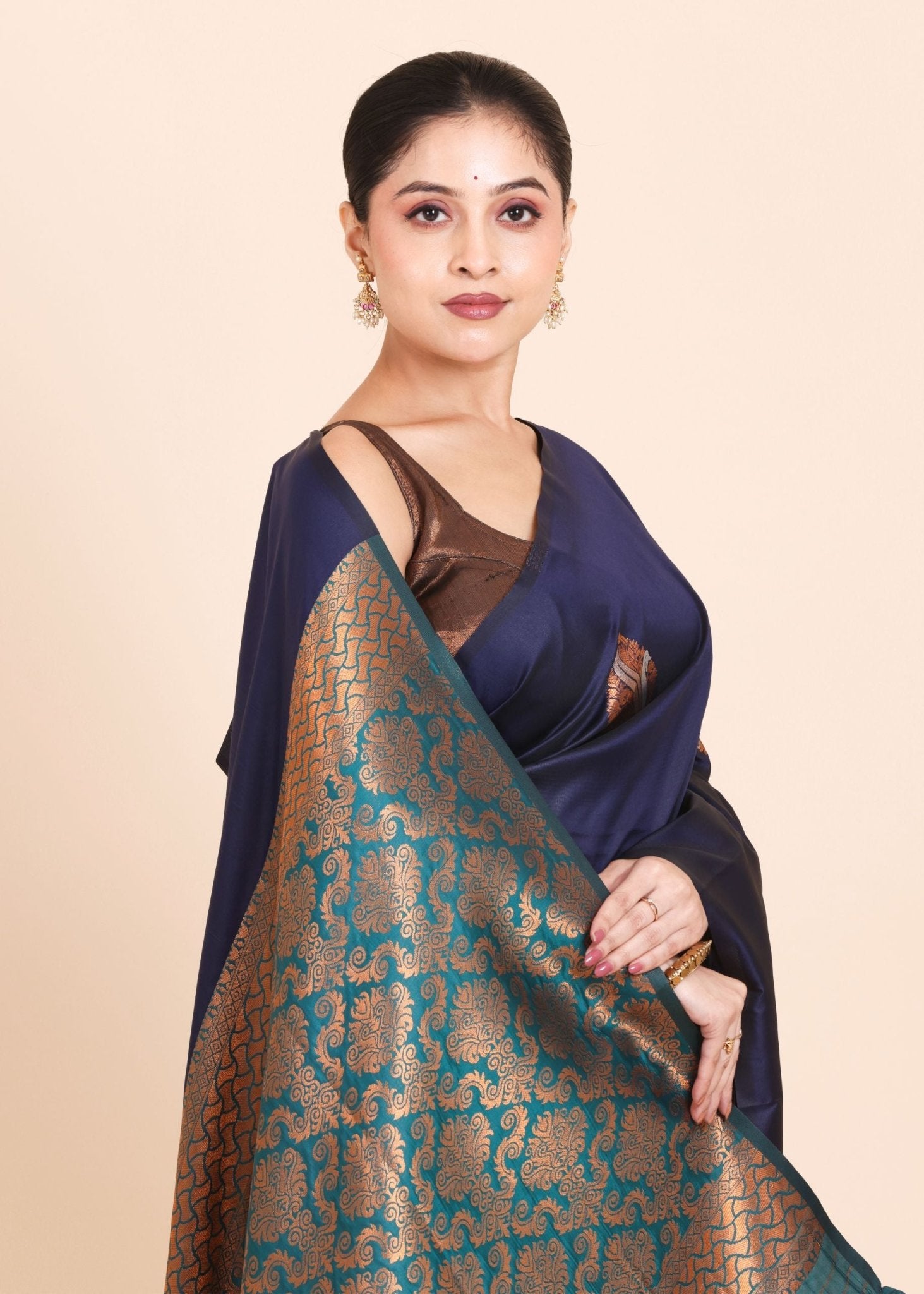 Navy Blue Borderless Kanjivaram Silk Saree with Green Pallu - Anvi Couture