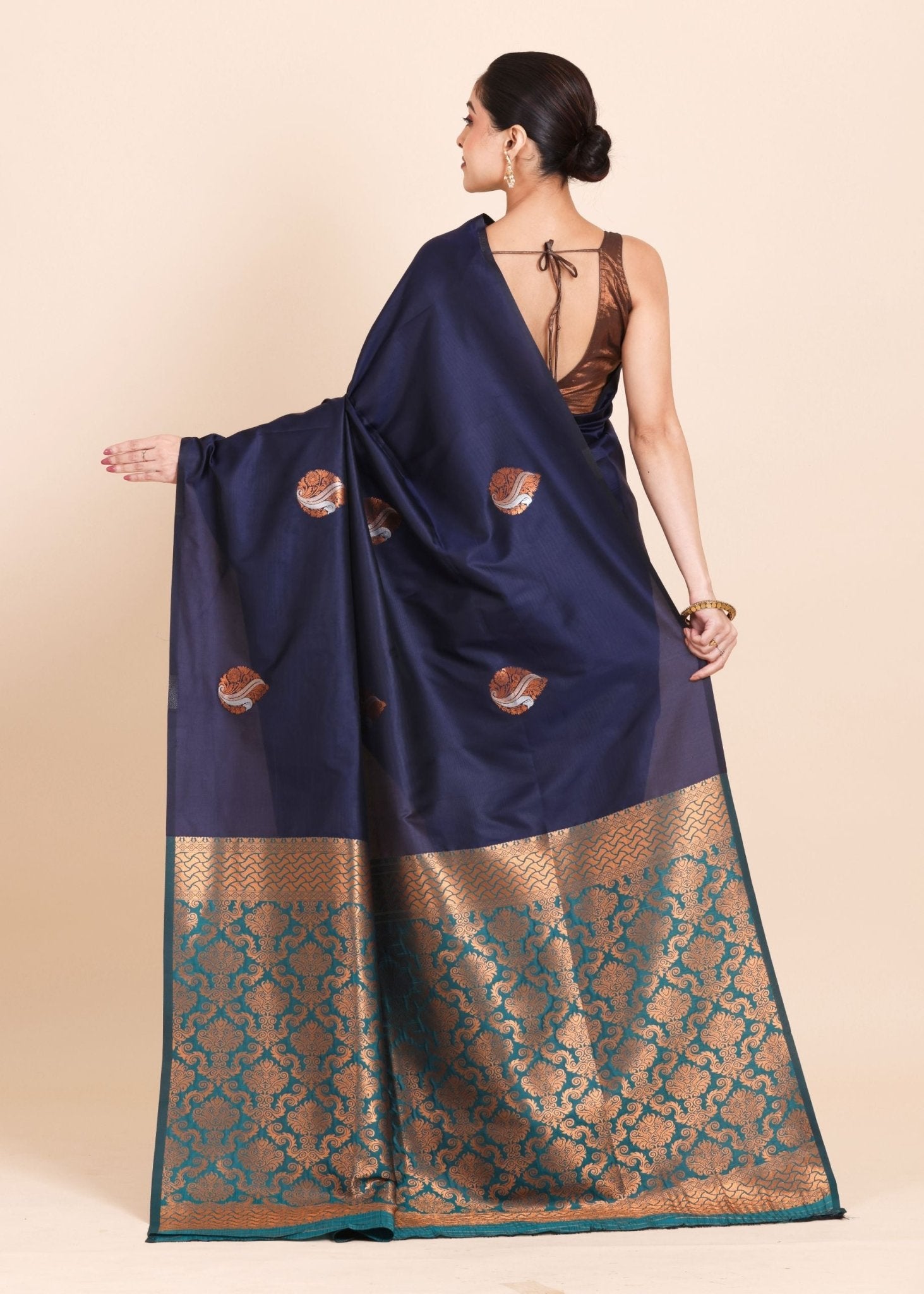 Navy Blue Borderless Kanjivaram Silk Saree with Green Pallu - Anvi Couture