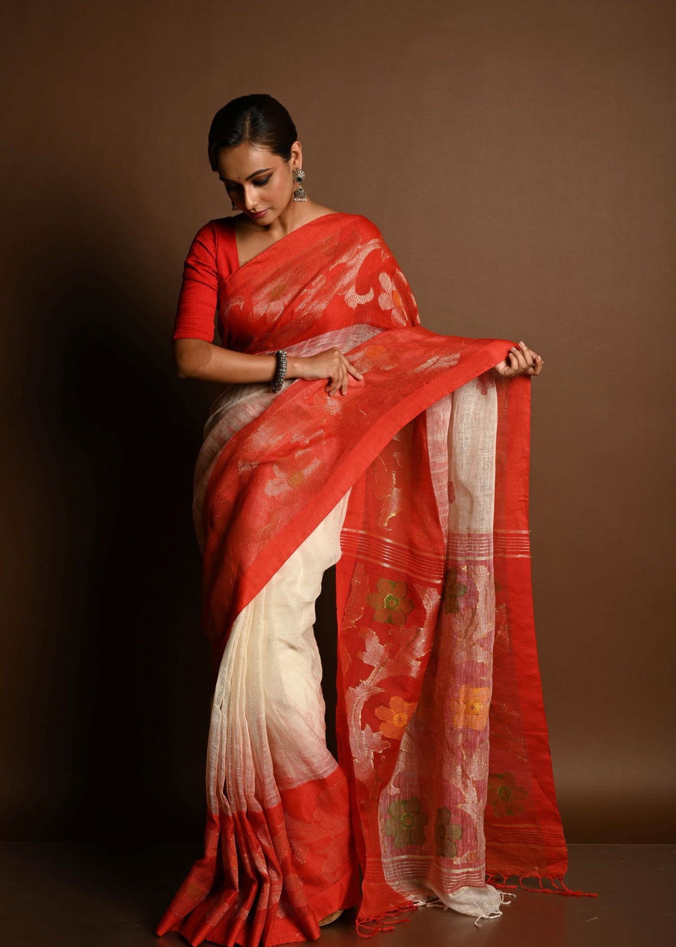Red and White Ombre Tant Jamdani with Floral Motifs - Anvi Couture