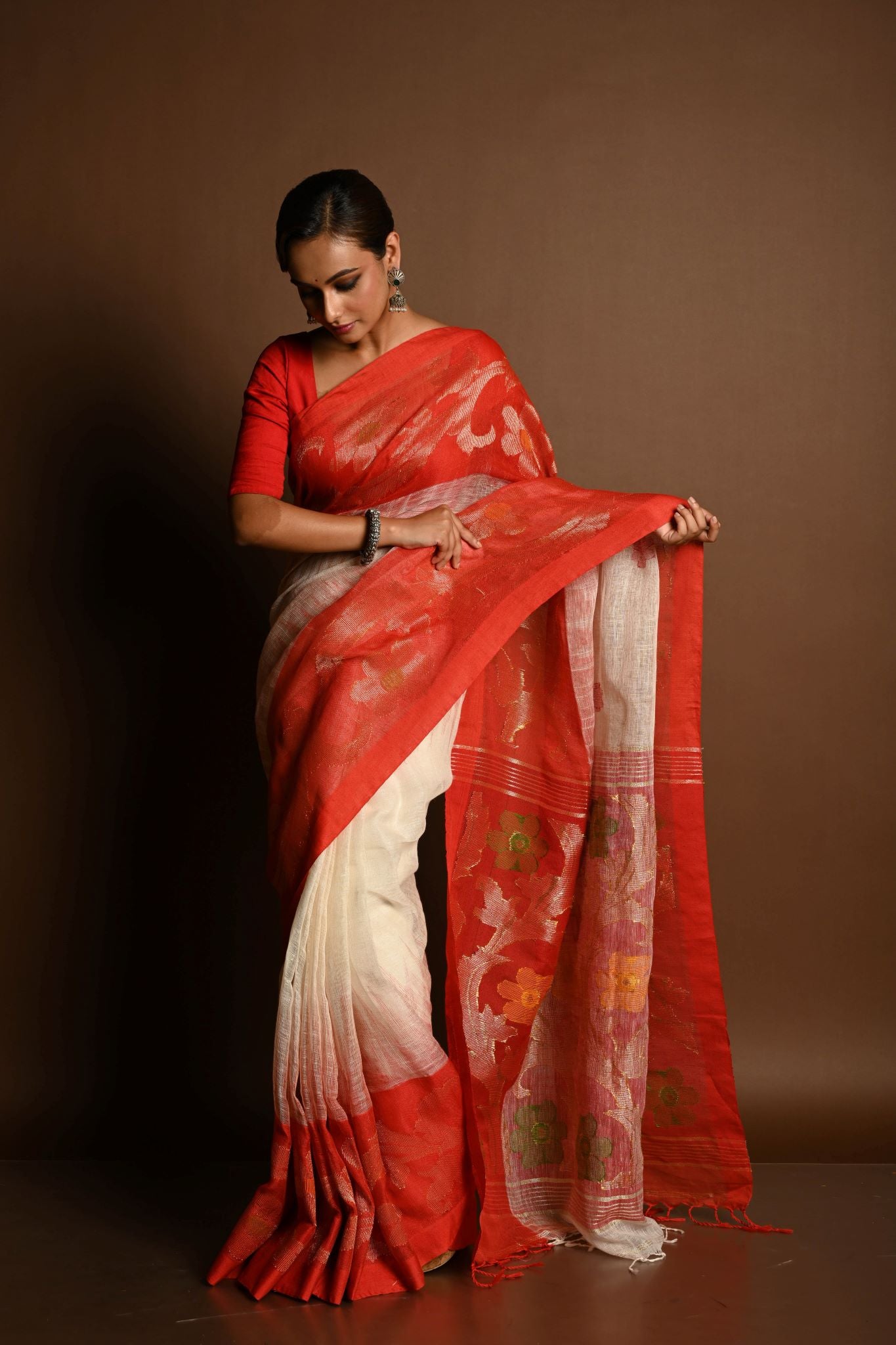 Red and White Ombre Tant Jamdani with Floral Motifs - Anvi Couture