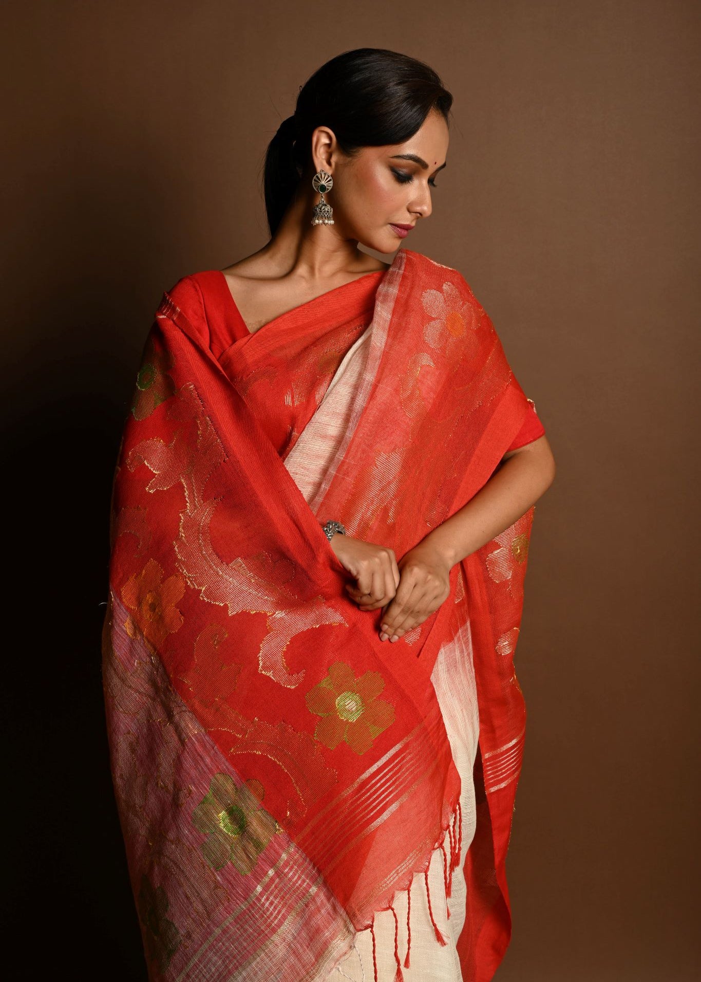 Red and White Ombre Tant Jamdani with Floral Motifs - Anvi Couture