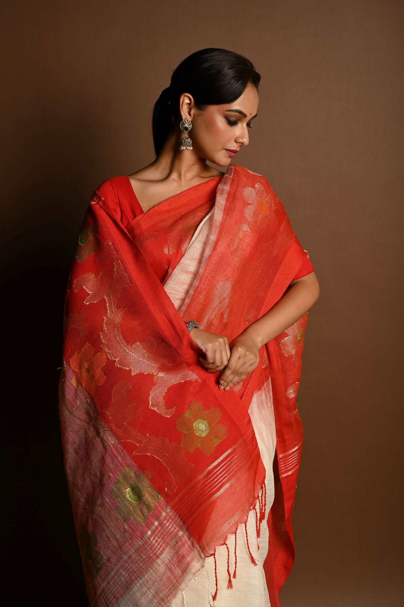 Red and White Ombre Tant Jamdani with Floral Motifs - Anvi Couture