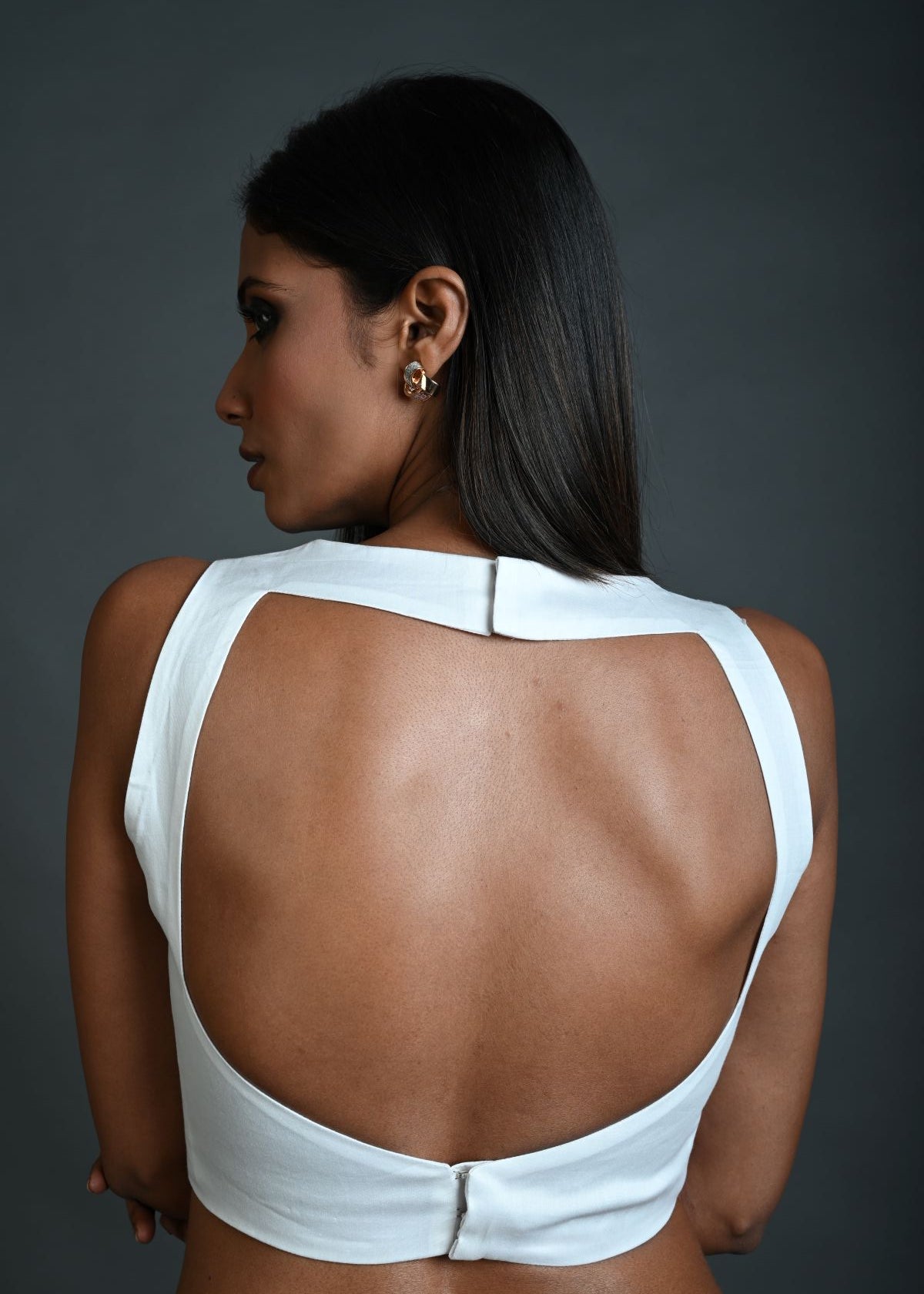 White Sleeveless Blouse in Cotton with Square Neckline and Back Cutout - Anvi Couture