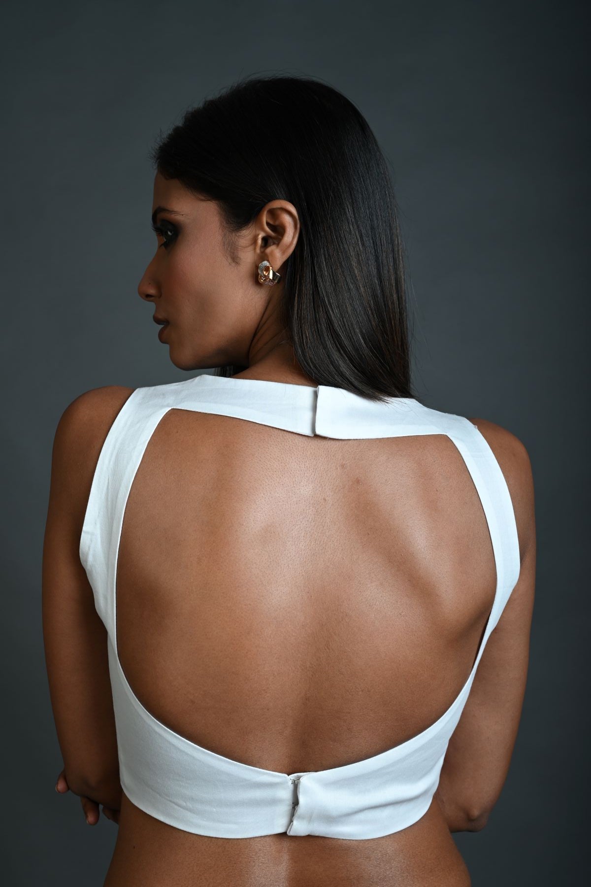 White Sleeveless Blouse in Cotton with Square Neckline and Back Cutout - Anvi Couture