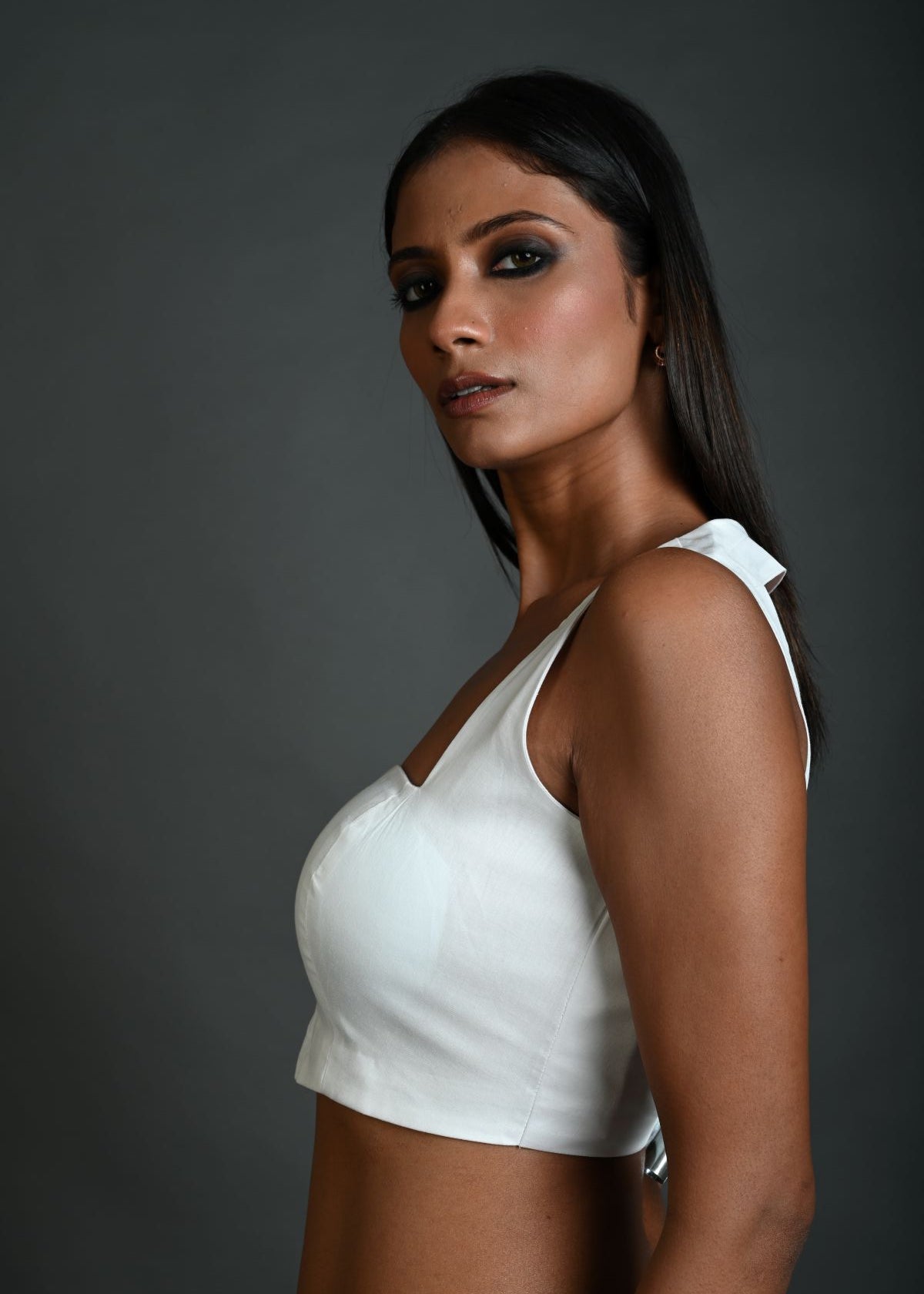 White Sleeveless Blouse in Cotton with Square Neckline and Back Cutout - Anvi Couture