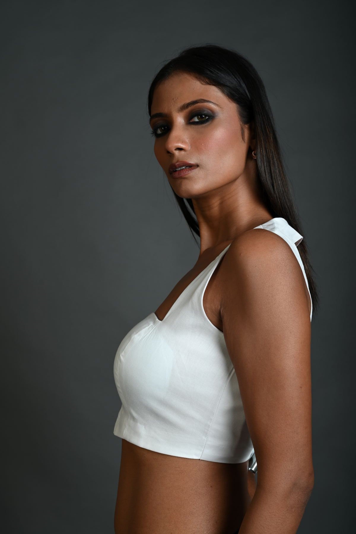 White Sleeveless Blouse in Cotton with Square Neckline and Back Cutout - Anvi Couture